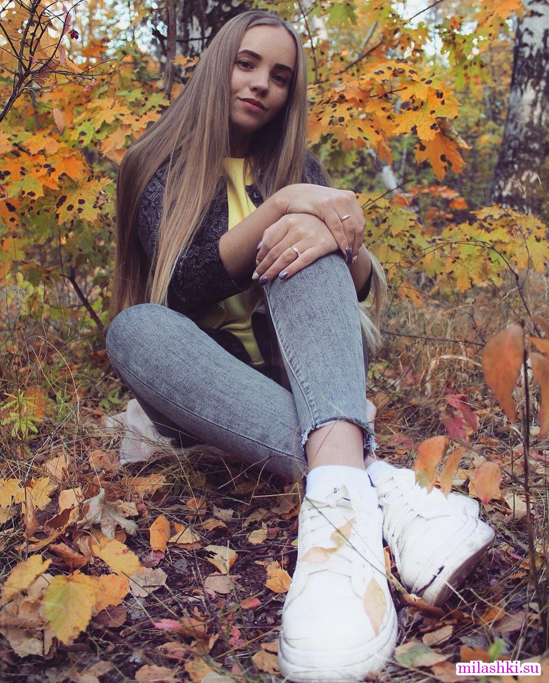 Осенний фотосет девушки на фоне желтых листьев