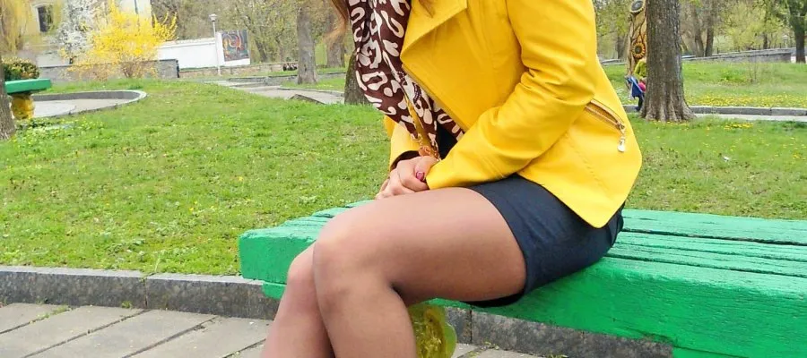 Фотоссет девушки в кожаной куртке и юбке