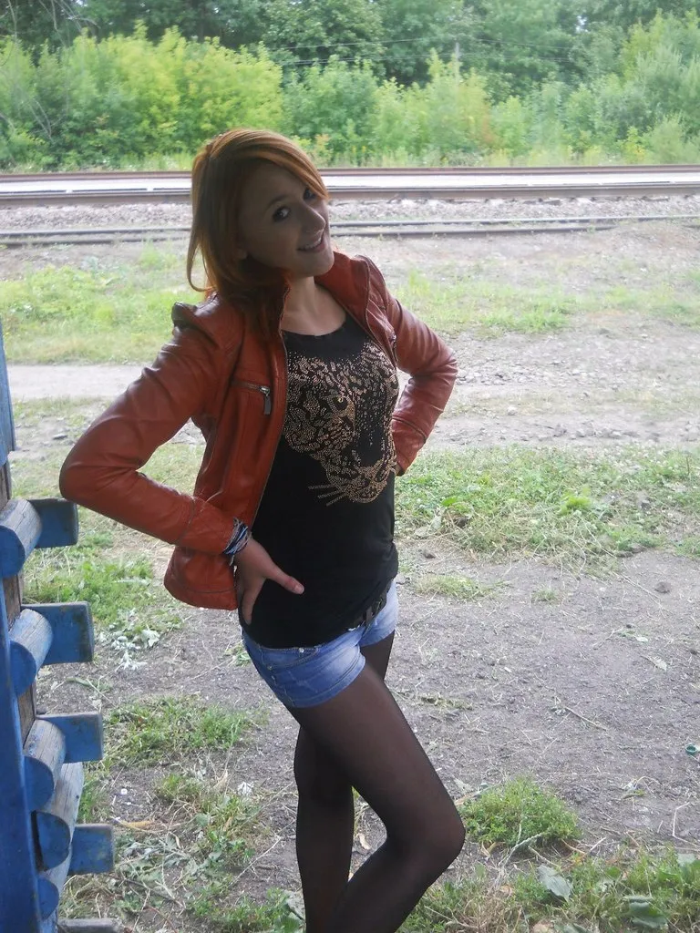 Девушка в черной футболке и колготках