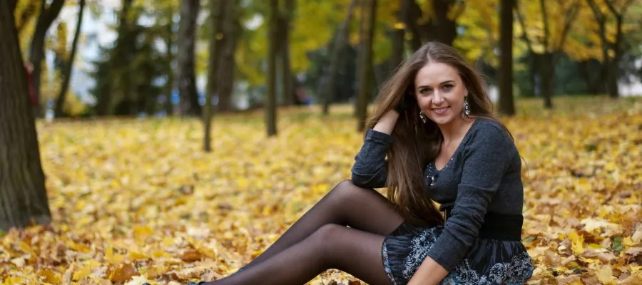 Красотка в сером платье на листьях