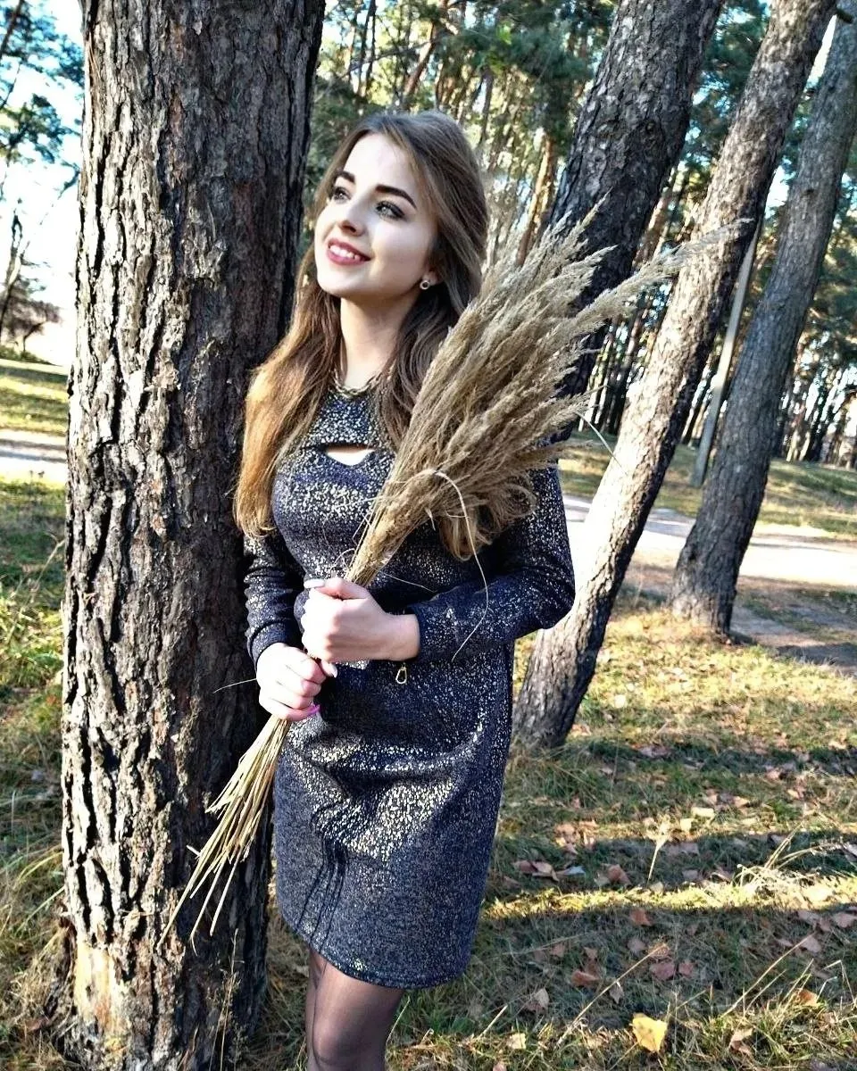 Красивая светловолосая девушка в сером платье.
